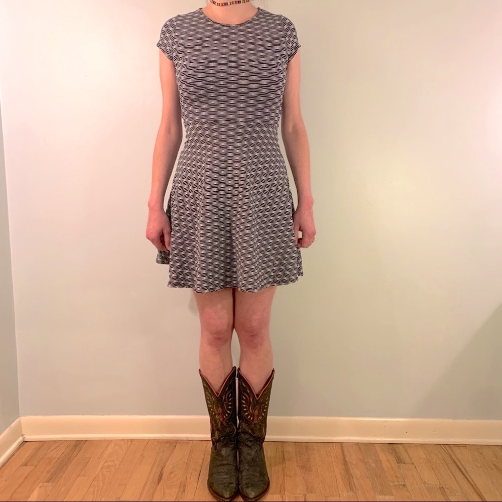 leota compass rose black & white geo fit and flare dress / short sleeve stretch